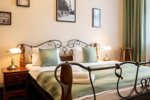1 dormitorio con 1 cama y 2 lámparas en las mesas en Residence Hattrick en Praga
