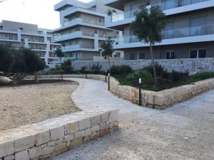 un camino de piedra frente a un edificio en Home - Casa Favola Mia, en Monopoli 10 fotos más