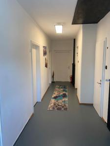 an empty hallway with a rug on the floor at Privatunterkunft für Motorsportbegeisterte Nähe Red Bull Ring in Fisching