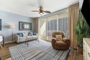 Χώρος καθιστικού στο Shores of Panama Unit 708