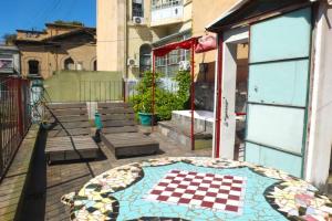 patio ze stołem i szachownicą w obiekcie Casa San Telmo 3030 w BuenosAires