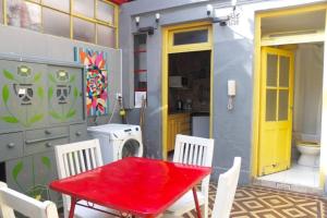 czerwony stół i krzesła przed domem w obiekcie Casa San Telmo 3030 w BuenosAires