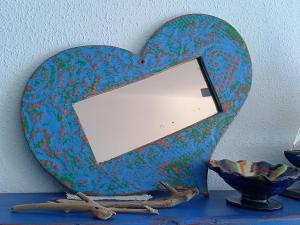 a mirror in the shape of a heart on a table at Vistas al Mar Mediterraneo in Melicena
