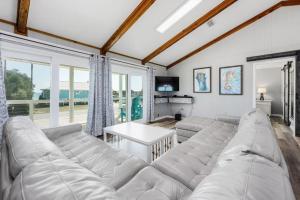 uma sala de estar com um sofá e uma mesa em The Blue Bungalow St. George Island em St. George Island