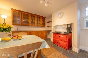 A kitchen or kitchenette at Arfryn