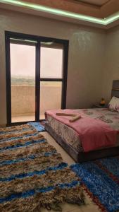 Un pat sau paturi într-o cameră la Apartment close to CMN-Airport Casablanca