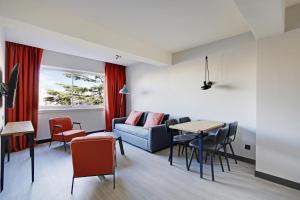 Svetainės erdvė apgyvendinimo įstaigoje Pick A Flat's Apartments in in Parc des Buttes Chaumonts - Rue Edouard Pailleron