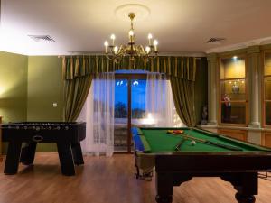 Biliardový stôl v ubytovaní Villa Alexandra - Sunset Sea Views, Heated Jacuzzi, Sauna and Gym