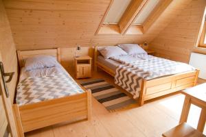 Zimmer mit 2 Betten in einem Blockhaus in der Unterkunft Domek na Zawojskim Przysłopiu in Zawoja