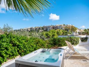 une baignoire jacuzzi sur le patio d'une maison dans l'établissement Villa Alexandra - Sunset Sea Views, Heated Jacuzzi, Sauna and Gym, à Mellieħa