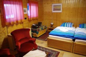 ein Schlafzimmer mit einem Bett, einem Stuhl und einem Schreibtisch in der Unterkunft Natur pur im Nationalpark Schwarzwald in Weier