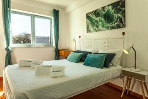 ラゴスにあるSun and Pool Apartmentの大きな白いベッドと青い枕のある寝室 +25枚の写真