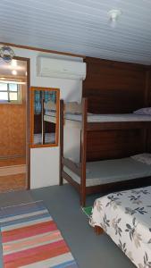 Cama ou camas em um quarto em Pousada Sobre as Ondas - ILHA DO MEL - PR