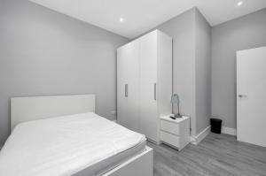 Posteľ alebo postele v izbe v ubytovaní Your Cosy Stay Modern 1 Double Bedroom Flat Fully Furnished - 5 Mins walk to Stn