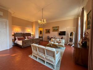 uma grande sala de estar com uma cama e um sofá em Château de Roquelune em Pézenas