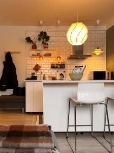 cocina con encimera y mesa con sillas en Hygge houses I Studio apartment in Lillestrøm I Solo or Couple, en Lillestrøm