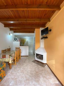 a living room with a television and a fireplace at CABAÑA EN EL BOSQUE CENTRICA in Costa del Este