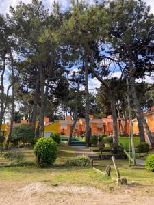 a park with trees and benches and buildings at CABAÑA EN EL BOSQUE CENTRICA in Costa del Este