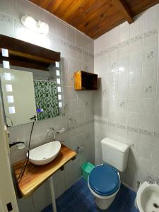 a bathroom with a sink and a toilet and a mirror at CABAÑA EN EL BOSQUE CENTRICA in Costa del Este