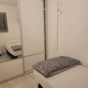 a room with a mirror and a bed in it at וילה ברמה in Beit Shemesh