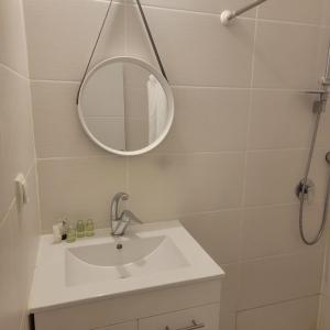 a bathroom with a sink and a mirror at וילה ברמה in Beit Shemesh