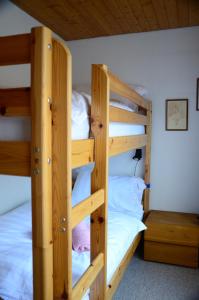 ミューレンにあるCharming and cosy apartment (sleeps 4-6 people) in a beautiful mountain villageの二段ベッド2組が備わる客室です。