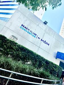 Um edifício com as palavras "berkeley" a construir "companheiryxualxualiction" sobre ele em Beach Class Convention - Boa Viagem no Recife