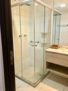 uma cabina de duche em vidro na casa de banho com um lavatório em Beach Class Convention - Boa Viagem no Recife