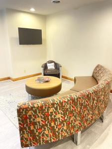ein Wohnzimmer mit einem Sofa und einem Tisch in der Unterkunft Paradise Home l Retreat and Event in Sullivan