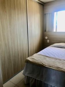 um quarto com paredes de madeira e uma cama com uma janela em Beach Class Convention - Boa Viagem no Recife