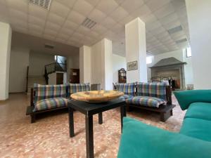 soggiorno con divani e tavolino da caffè di Regal Villa with Como Lake View and Free Parking a Bellagio