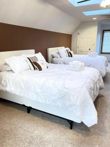 2 Betten in einem Zimmer mit weißer Bettwäsche und Kissen in der Unterkunft Paradise Home l Retreat and Event in Sullivan