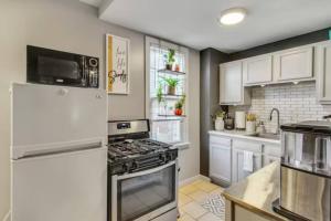 O bucătărie sau chicinetă la Studio near Arsenal Park l Street Parking +7 fotografii