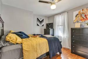 Un pat sau paturi într-o cameră la Studio near Arsenal Park l Street Parking
