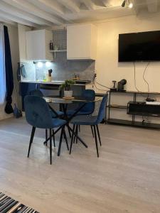 uma cozinha com mesa e cadeiras num quarto em House famille Proche 5´ CDG Roissy Aéroport em Gonesse