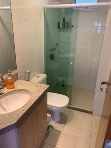 a bathroom with a shower and a toilet and a sink at LINDO APT 3q FRENTE A PRAIA in Guarapari