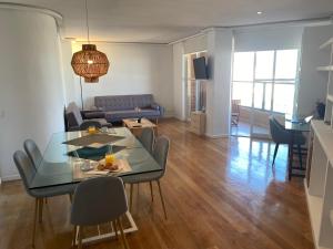 瓦倫西亞的住宿－旅遊棲息地盧姆布拉克公寓，客厅配有桌椅和沙发