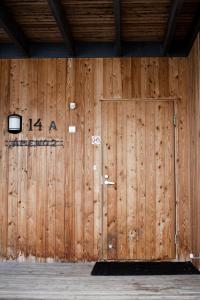 pared de madera con puerta en un edificio en Ameno 2, Himos by DG Lomailu, en Jämsä