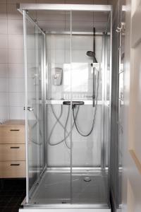 a shower with a glass door in a bathroom at Ameno 2, Himos by DG Lomailu in Jämsä +9 photos