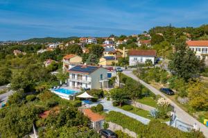 - une vue aérienne sur un quartier résidentiel avec une maison dans l'établissement Villa Maelynn Opatija with Heated Pool and Sea View, à Rubeši