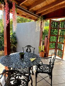 einen Tisch und zwei Stühle auf einer Terrasse in der Unterkunft EL FAUNO in Jericó
