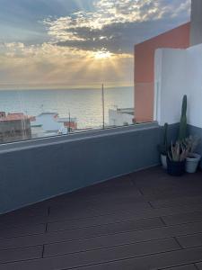 einen Balkon mit Meerblick in der Unterkunft CASA NENO in La Mareta