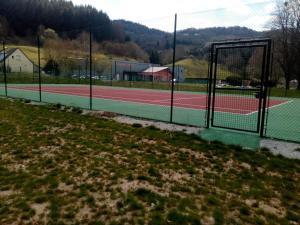 Tenis a/nebo squash v ubytování Camping la Borie Basse nebo okolí