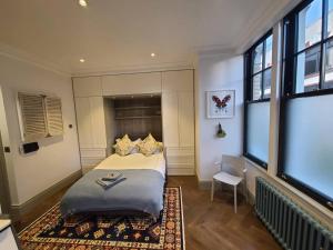 Ένα ή περισσότερα κρεβάτια σε δωμάτιο στο New Boutique Ground Floor Apartment +49 φωτογραφίες