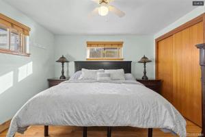 Ένα ή περισσότερα κρεβάτια σε δωμάτιο στο Sunny Beach House of Olde Town Arvada