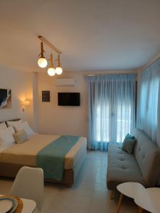 une chambre d'hôtel avec un lit et un canapé dans l'établissement ALMIRA Studios Limnos 2, à Mirina
