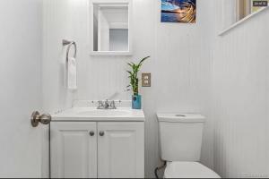 Ένα μπάνιο στο Sunny Beach House of Olde Town Arvada +22 φωτογραφίες