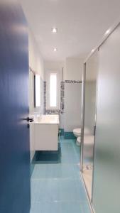 Et badeværelse på Blue Sea - Luminoso appartamento a 200 mt da mare