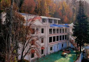 - une vue aérienne sur un grand bâtiment blanc dans l'établissement The Sarai Suites, Murree, à Murree