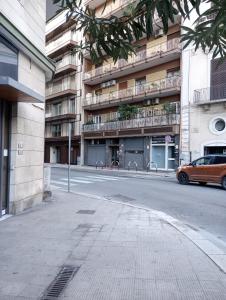 una calle vacía frente a un gran edificio en Casa Piacquadio, en Bari